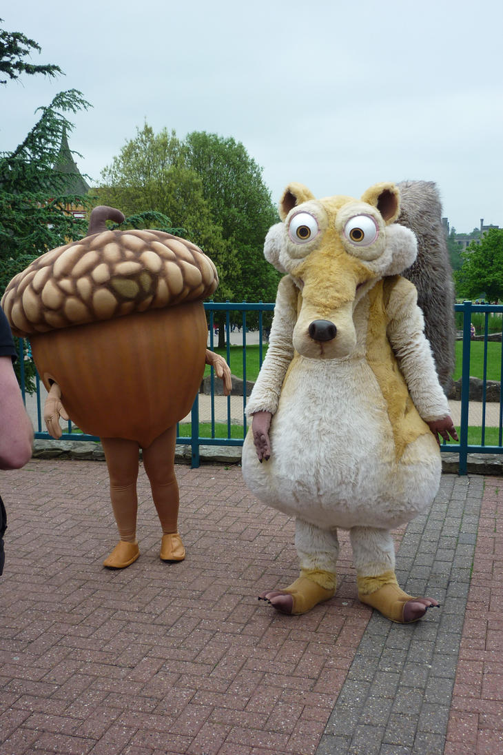 scrat_and_acorn_by_ggeudraco-d539gjn.jpg