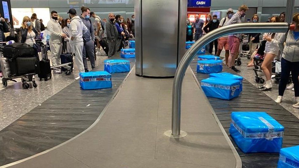 _121319118_luggage3.jpg