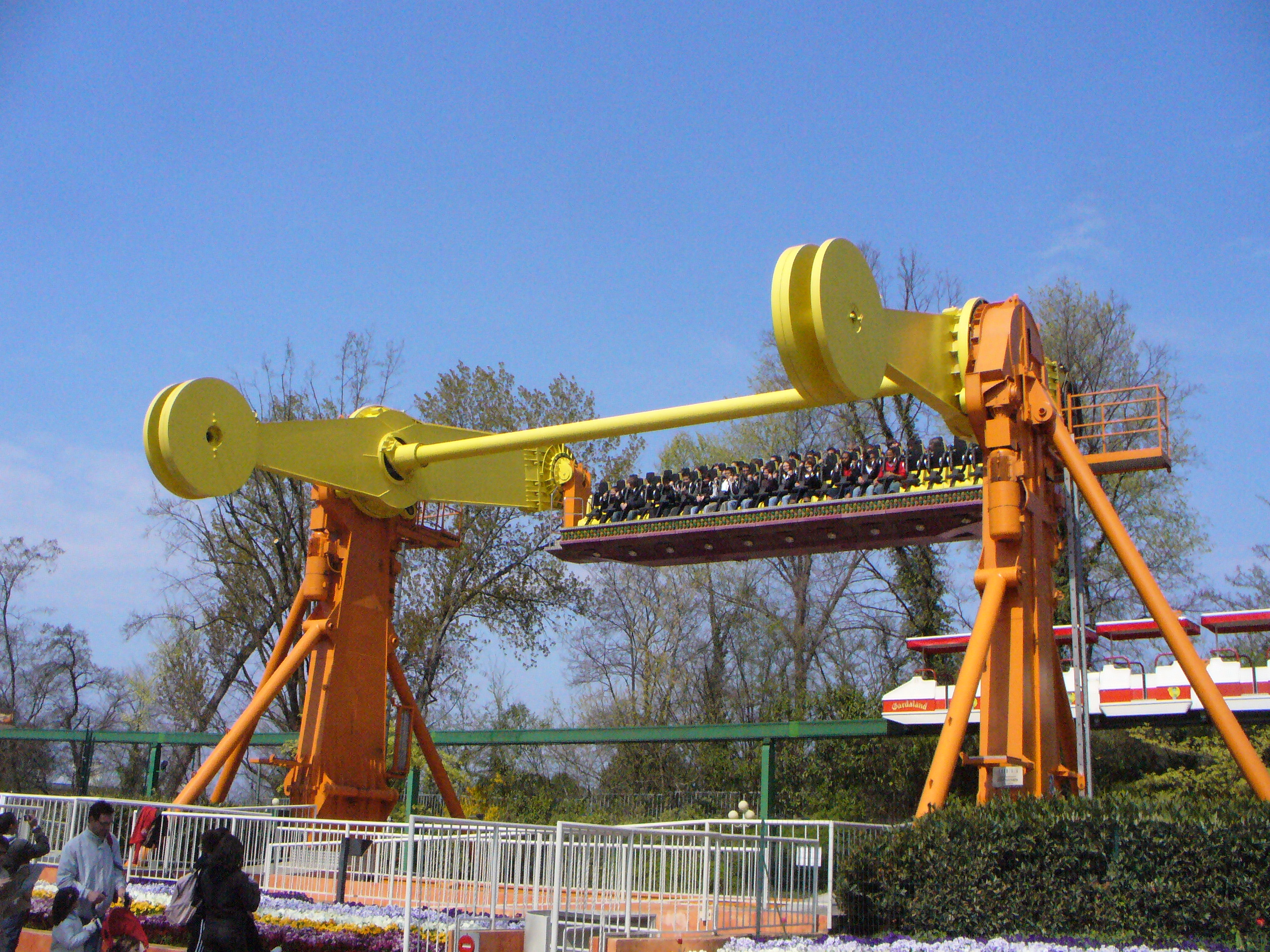 Top_Spin_Huss_di_gardaland.JPG