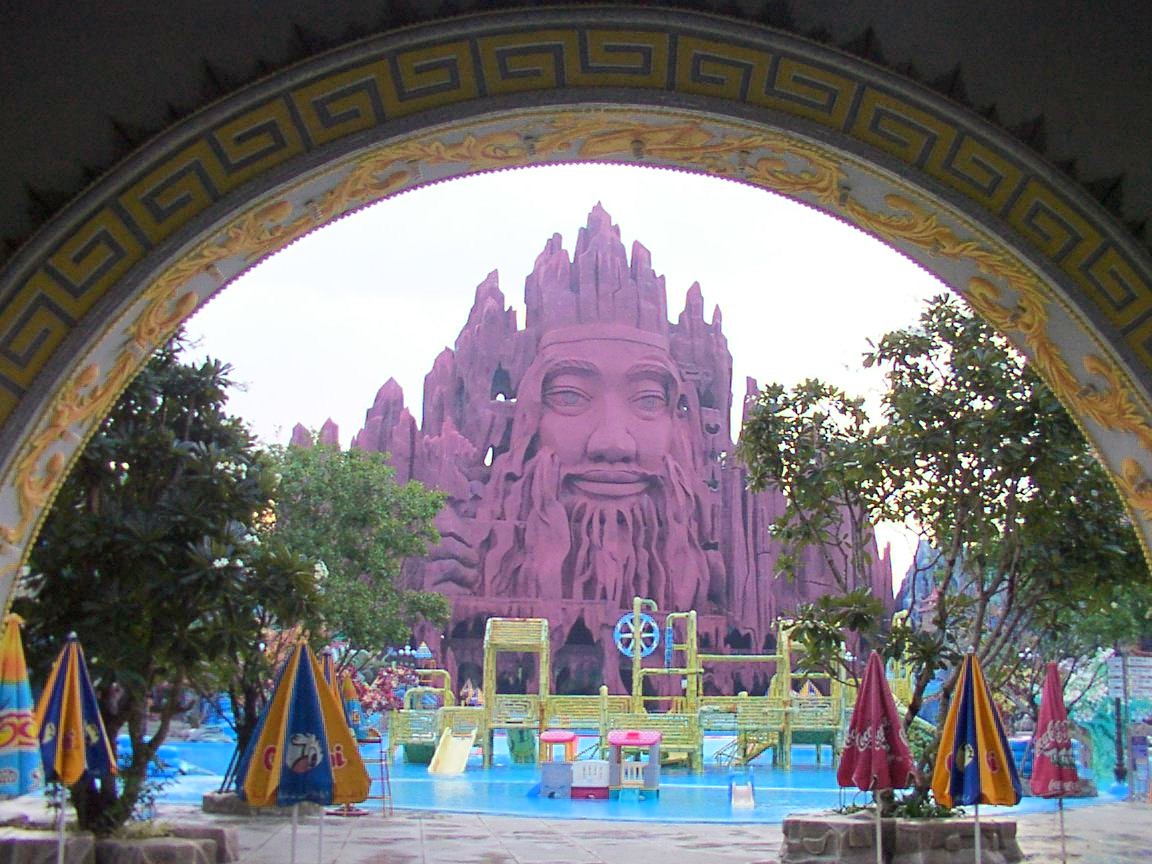 Ti%C3%AAn_Dong_Beach,_Suoi_Tien_Park.JPG