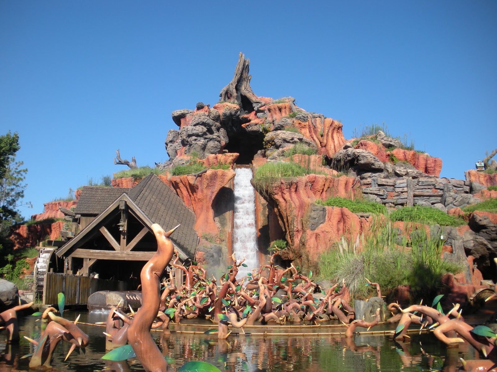 Splash mountain. Splash Mountain Disneyland. Сплэш Маунтин. Парижский Диснейленд каньон. Аттракцион пираты Карибского моря в Диснейленде.