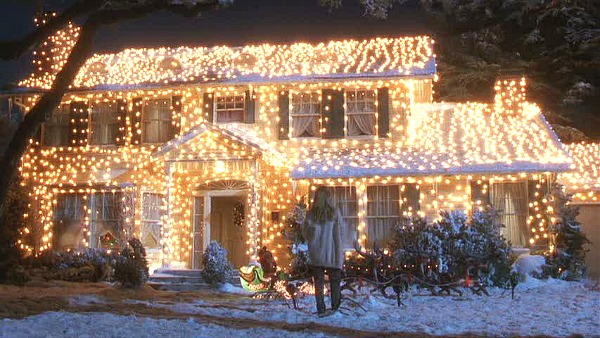 Griswold-house-Christmas-Vacation-movie-in-lights.jpeg