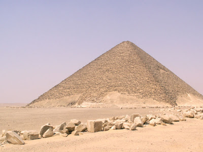 799px-Snofru%2527s-Red-Pyramid.jpg
