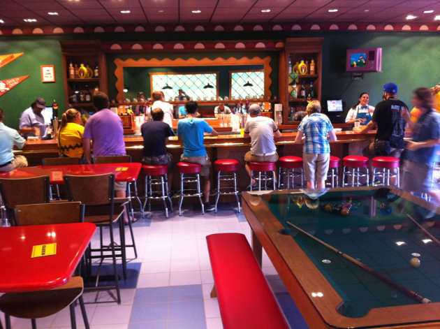 02-The-Simpsons-Universal-Studios-Orlando-Moes-bar-jpg_214336.jpg