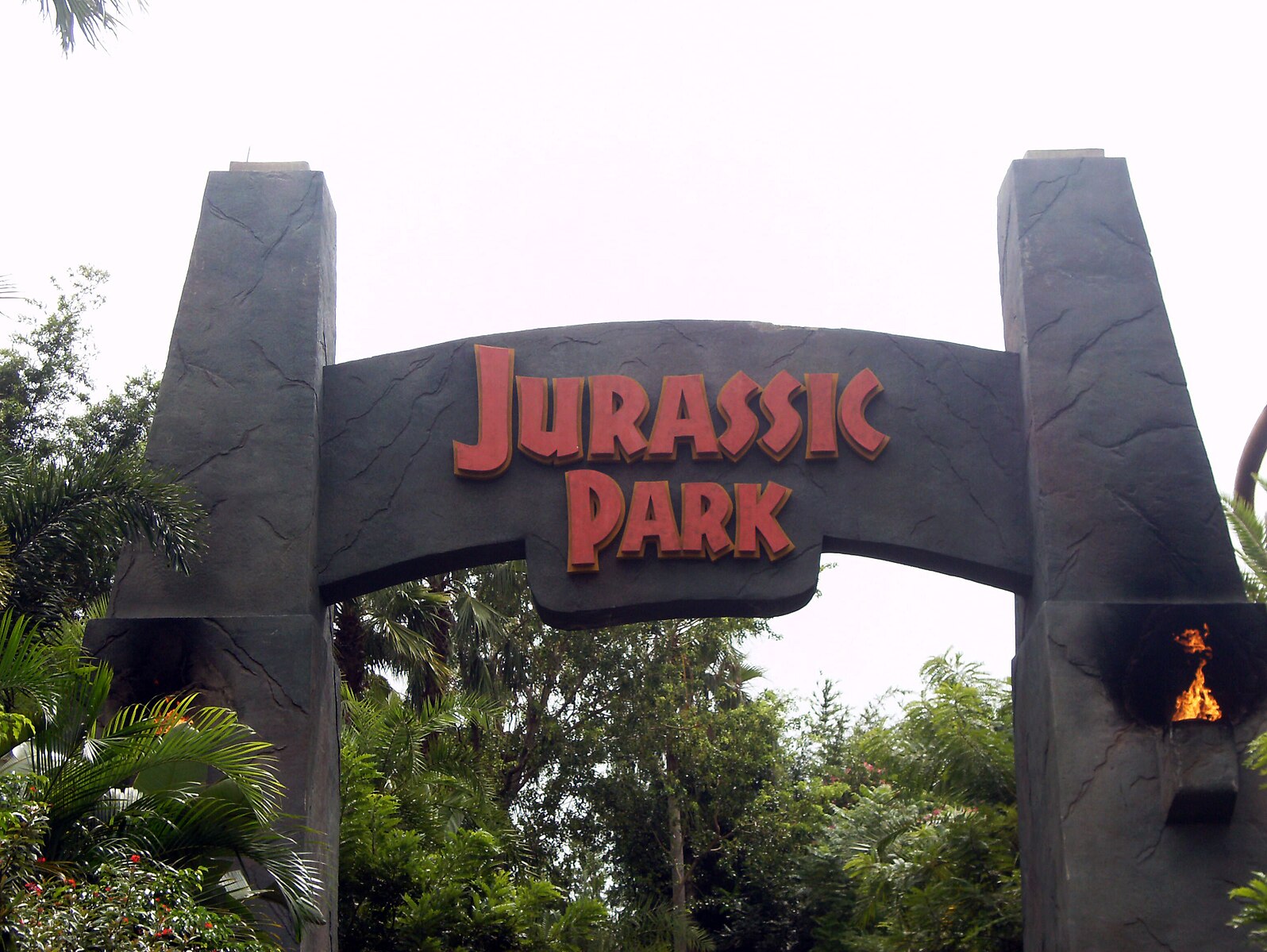 1596px-Jurassic_Park_Entrance_Arch_at_the_Universal_Islands_of_Adventure.JPG