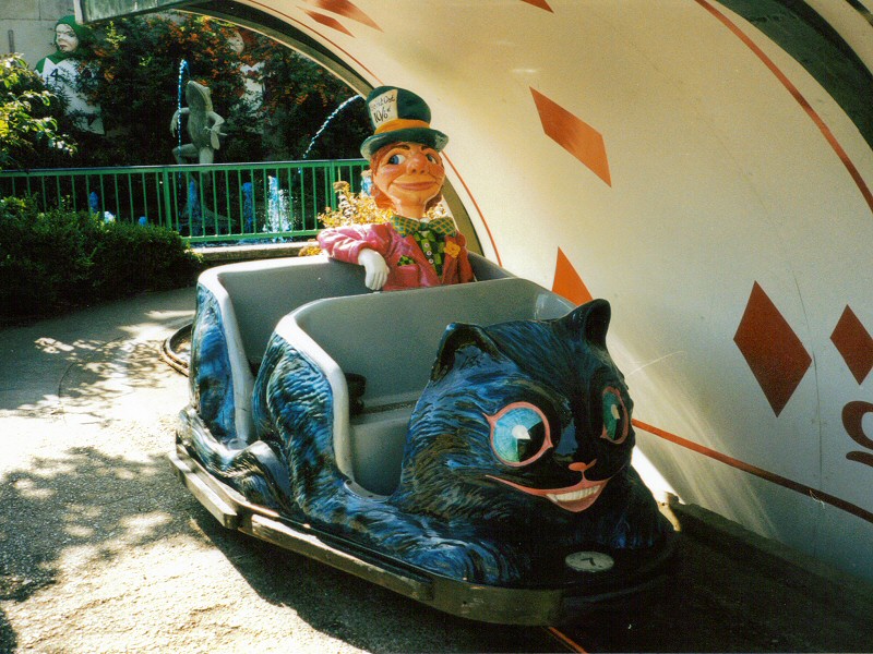 Photo_Mad_Hatter_Alice_in_Wonderland_Ride_06_Cheshire_Cat_Carriage_Ride_Playing_Card_Arch.jpg