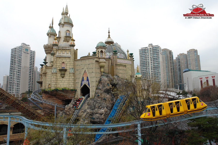lotte-world-outdoor-coaster-and-monorail-big.jpg